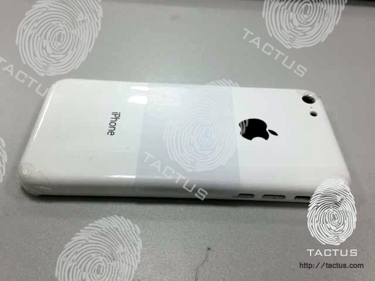 Aşa arată spatele noului iPhone low-cost?