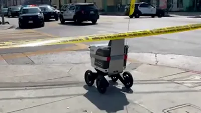 VIDEO: Momentul când un robot autonom trece prin perimetrul stabilit de poliție