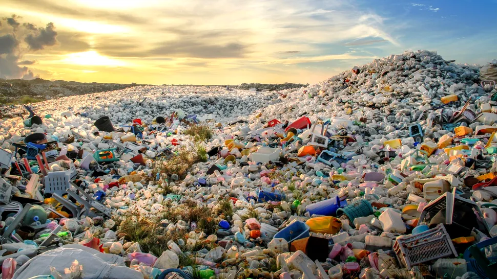 WEF: Știm că poluarea cu plastic e extrem de gravă, dar cum este, exact, legată de schimbările climatice?