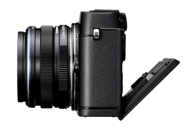 Olympus PEN E-P5 cu obiectivul de 17 mm şi ecranul înclinat