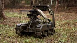 Un robot terestru ucrainean se apără de o dronă aeriană rusă – VIDEO