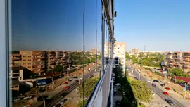 Ferestrele fotovoltaice încălzesc apa într-un apartament din București de doi ani