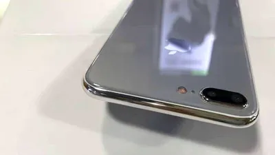 iPhone 7S ar putea adopta o construcţie cu spate din sticlă