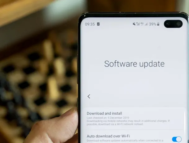 Google obligă producătorii de telefoane să ofere actualizări mai rapide începând cu Android 13