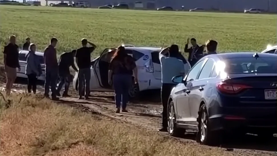 100 de maşini au rămas blocate pe un drum noroios din cauza Google Maps [VIDEO]