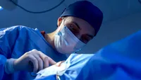O femeie nu mai poate dormi cu ochii închiși de șase ani, după o operație la pleoape făcută de un medic fals. Imagini șocante