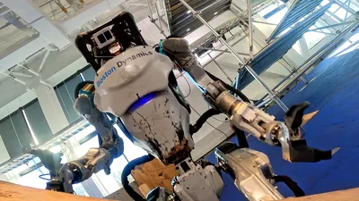 Robotul Atlas dezvoltat de Boston Dynamics poate cum să sară și să arunce cu obiecte