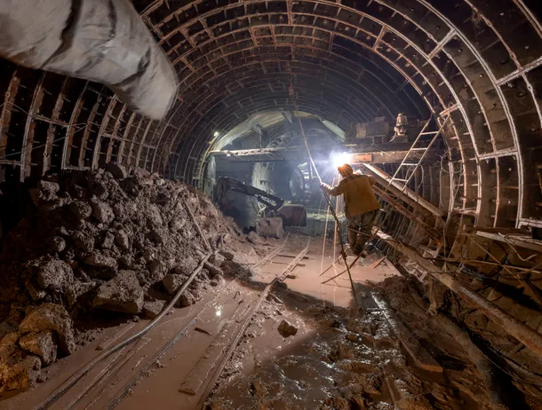 Descoperire neașteptată făcută de muncitori care săpau un tunel: Nu una, nu două, ci șase