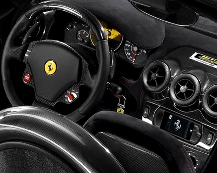 Ferrari a dotat bolidul cu un iPod Touch 16 GB personalizat