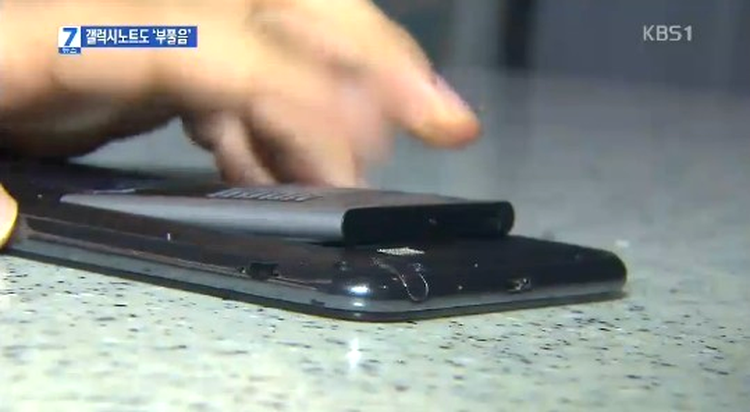 Telefon Samsung Galaxy Note cu acumulator umflat