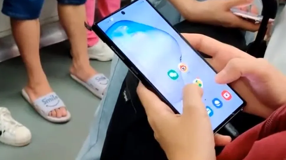 Samsung Galaxy Note10+ filmat în metrou în mâinile unui utilizator [VIDEO]