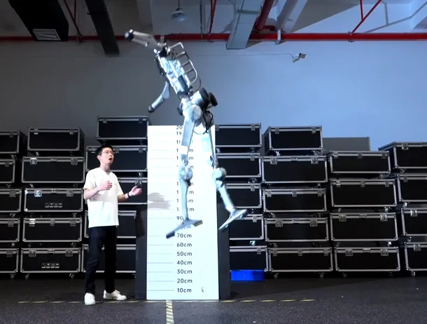 Video – Robotul chinezesc „Superman” aleargă cu 45 km/h și sare doi metri de pe loc. Prototipul, construit în doar trei luni