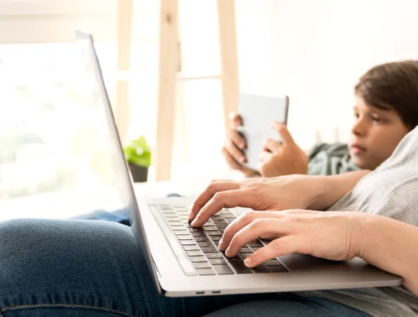 Cele mai dăunătoare activități pentru mediu pe care le fac utilizatorii de internet în 2026
