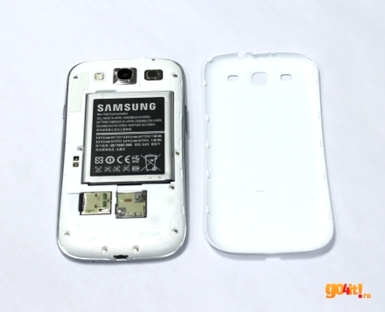 Samsung Galaxy S III - bateria şi slot-urile micro