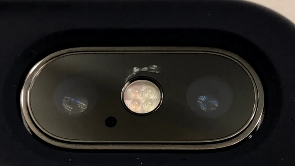 iPhone X ar putea avea probleme cu fisurarea scutului din sticlă aplicat camerei foto