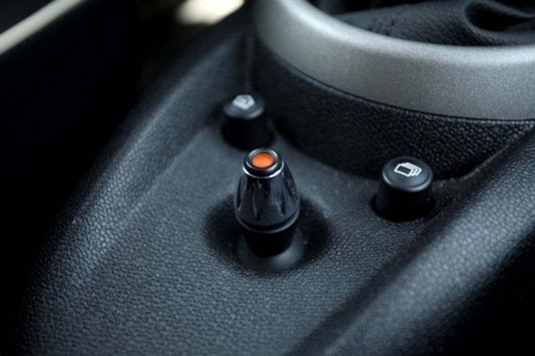 Accesul la facilităţile MINI Connected se face cu acest joystick