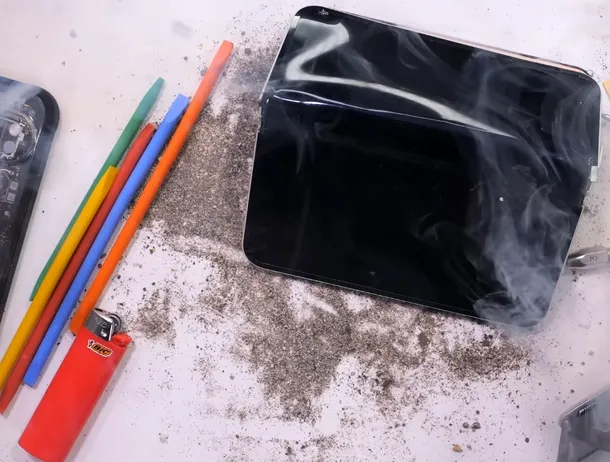 Primul smartphone din istorie care a luat foc în timpul testului de rezistență – VIDEO