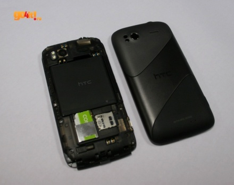 HTC Sensation cu capacul detaşat