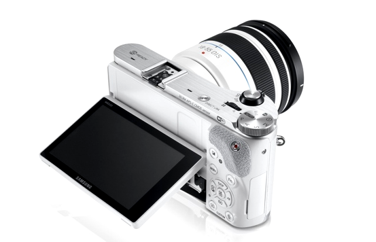 Samsung NX300 - ecran OLED rabatabil şi alte facilităţi de top