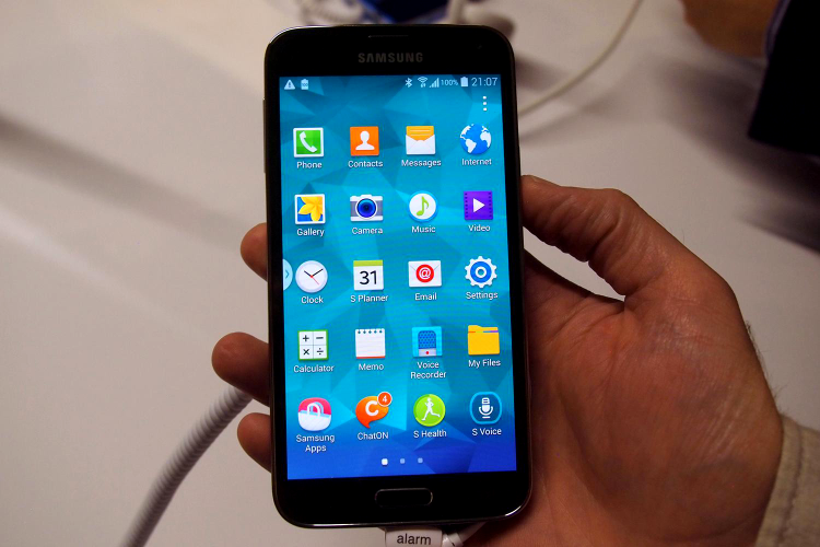 Samsung are dificultăţi cu fabricarea telefoanelor Galaxy S5