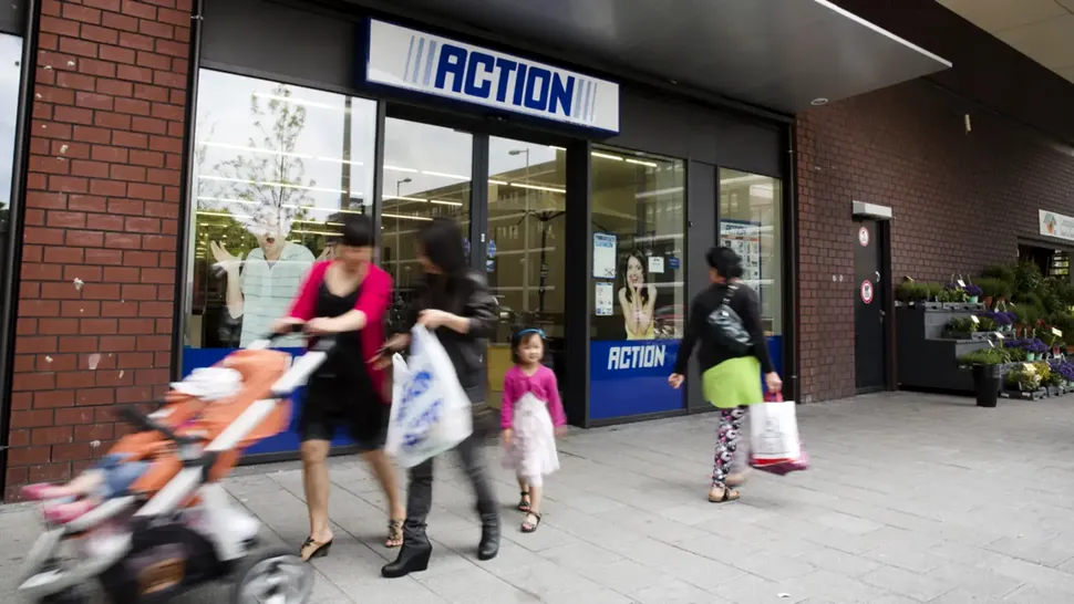 Ce gadgeturi sunt disponibile în magazinele Action: căști wireless cu reducere zgomot la 77 de lei sau încărcător multiplu cu 8 porturi la 52 de lei