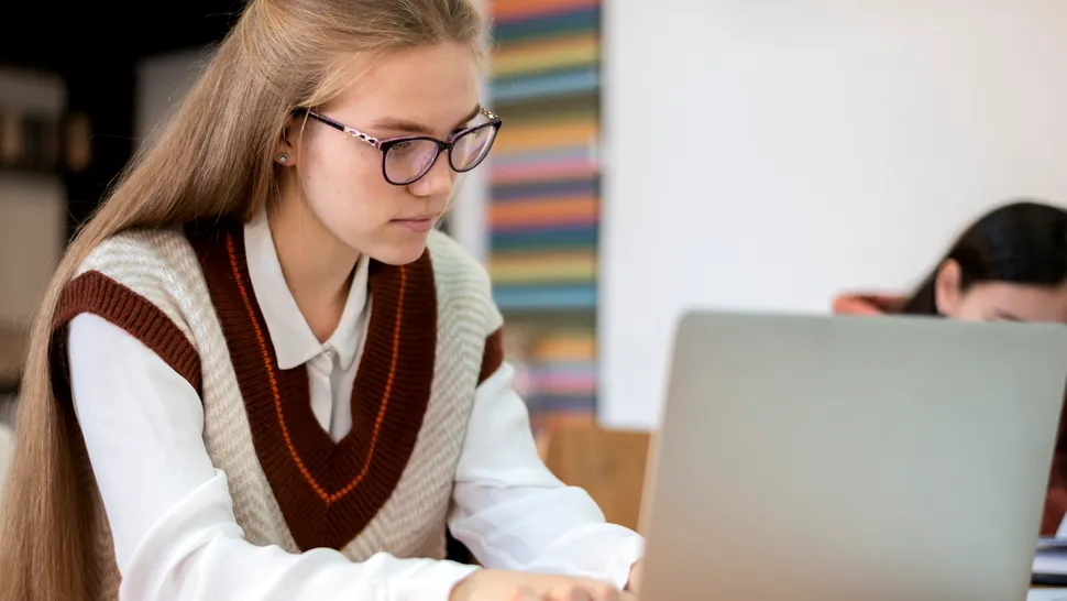 După 15 ani, Suedia renunță la școlile complet digitale: Este sfârșitul ecranelor în clasă?