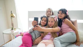 Telefoanele, folosite frecvent pentru calmarea copiilor, pot avea efecte problematice