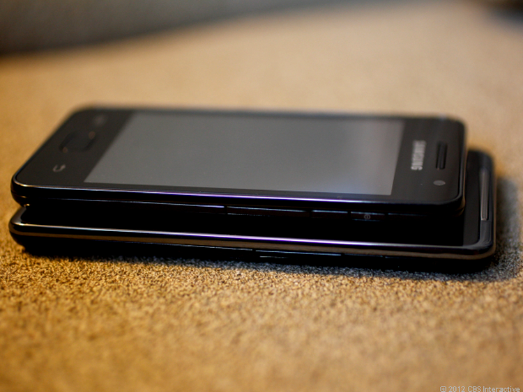 Samsung Galaxy Player 4.2 şi Galaxy Player 3.6 - vedere din profil