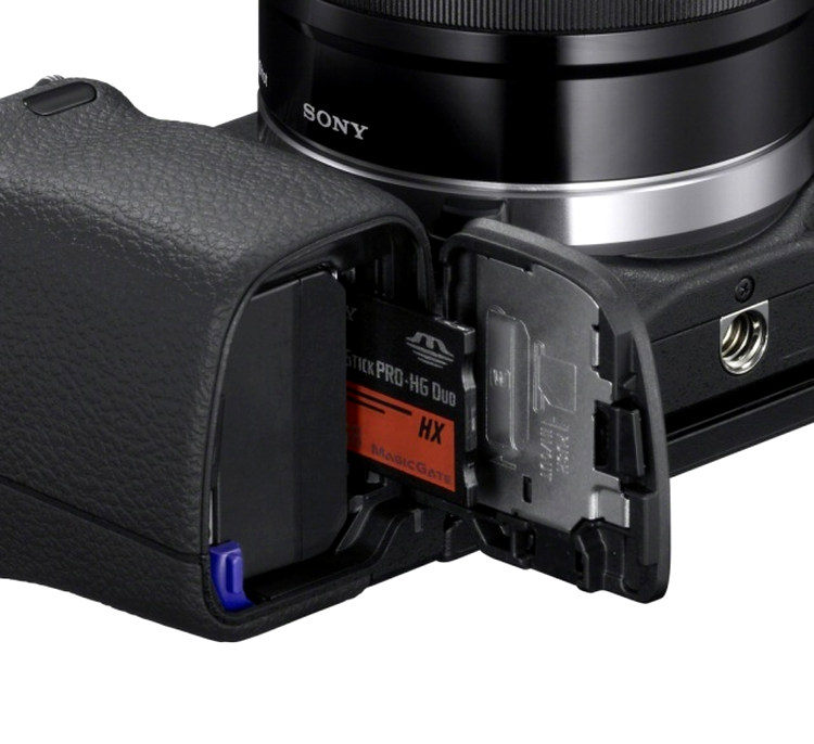 Sony NEX-6 - cardul este puţin cam dificil de extras