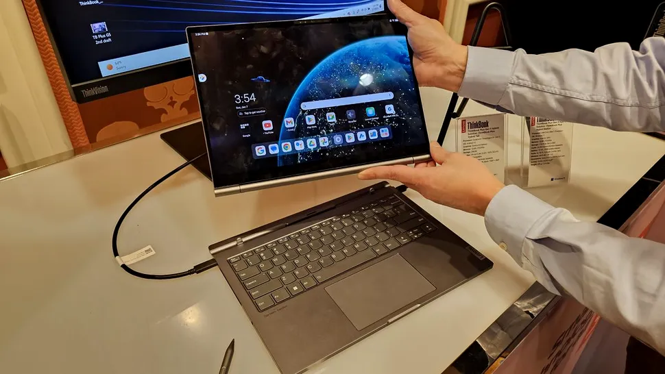 Lenovo prezintă primul laptop ce funcționează pe Android și Windows simultan