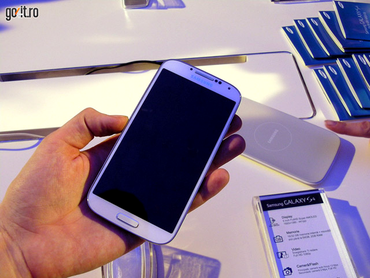 Samsung Galaxy S 4 - cum arată ţinut în mână