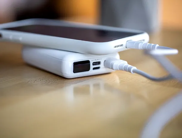 Video / Puțini utilizatori de iPhone și Nokia știu asta. Compania din spatele bateriilor a devenit astăzi un gigant al mașinilor electrice