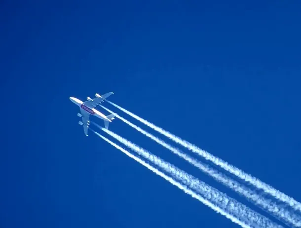 Inteligența artificială ar putea ajuta avioanele să evite emiterea urmelor albe pe cer