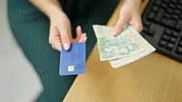 Plata card sau cash? Regulile pe care orice consumator ar trebui să le cunoască în 2026. Ce drepturi aveți