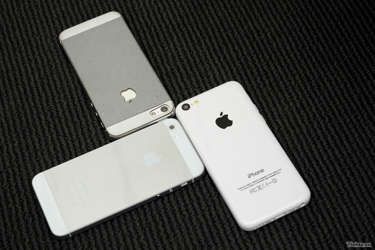 iPhone 5S şi varianta mai ieftină iPhone 5C, lansate împreună luna viitoare