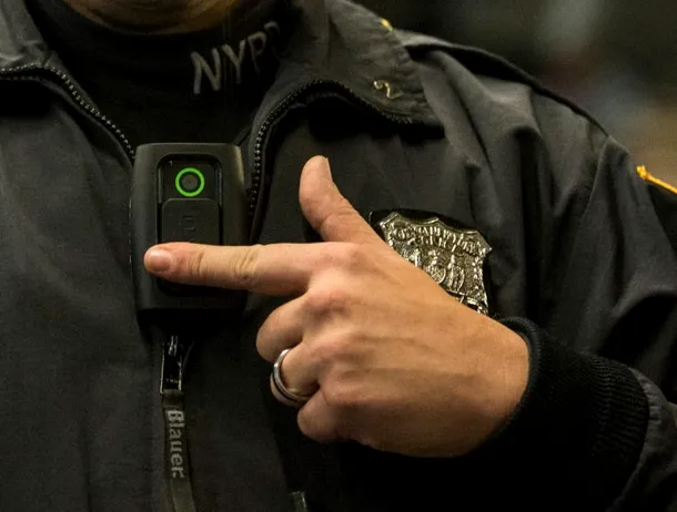 Președintele României a promulgat legea care permite polițiștilor locali să înregistreze cetățenii cu camere foto-video-audio portabile