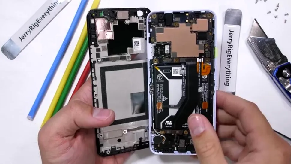 Ce ascund la interior telefoanele Google Pixel 3a şi cât de uşor pot fi reparate (VIDEO)