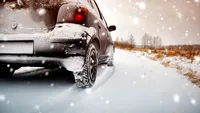 Anvelope de iarnă în România. De când se dă amendă și reține talonul auto. Reguli privind săculeții de nisip și sare în mașină