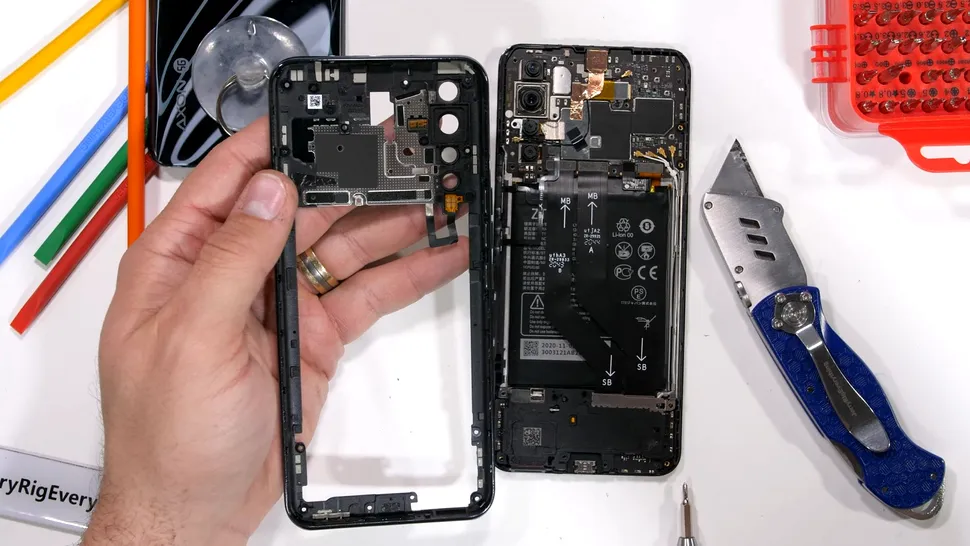 ZTE Axon 20 5G dezasamblat: ce se găsește sub carcasa primului telefon cu cameră sub ecran