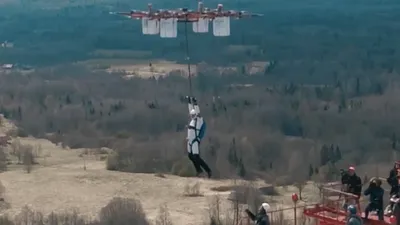 Prima săritură cu paraşuta dintr-o dronă