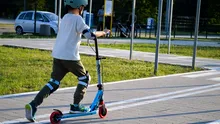 Cum să înveți copilul să meargă pe trotinetă în siguranță? (P)
