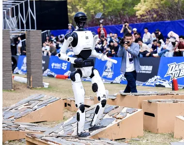 Roboții umanoizi depășesc recordul lui Usain Bolt la 100 de metri, dar pierd controlul la sosire – VIDEO