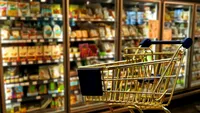 Locul în care supermarketurile pun anumite produse nu este ales la întâmplare. Cum ne ademenesc retailerii