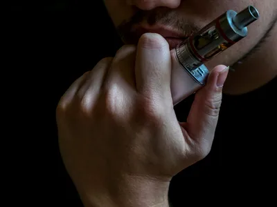 Senatul a decis: Țigările electronice și dispozitivele cu tutun încălzit, interzise în public. Urmează votul decisiv