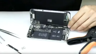 iPhone X, dezasamblat într-un clip video, expunând cei doi acumulatori şi o placă electronică surprinzător de compactă