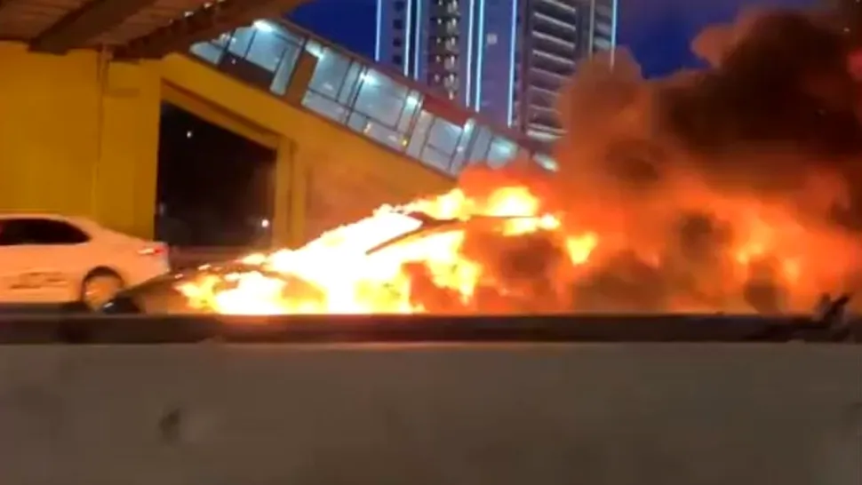 O maşină Tesla Model 3 a luat foc în Rusia după ce sistemul Autopilot nu a evitat coliziunea cu un camion
