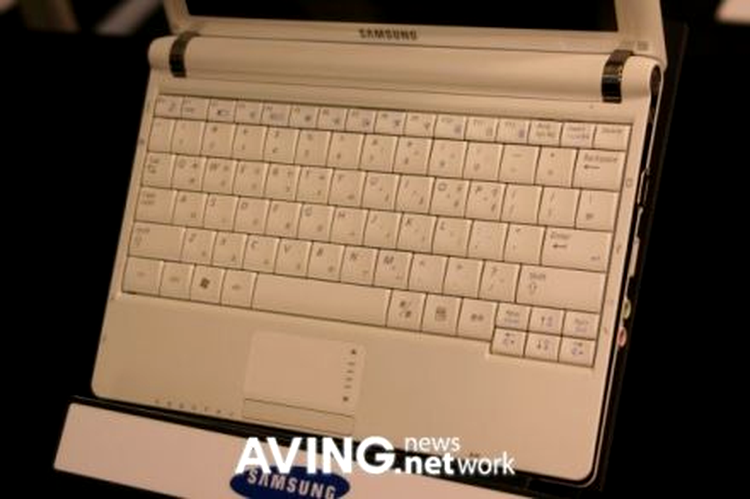 Tastatura este putin mai mare decat la Eee PC 901