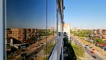 Ferestrele fotovoltaice încălzesc apa într-un apartament din București de doi ani