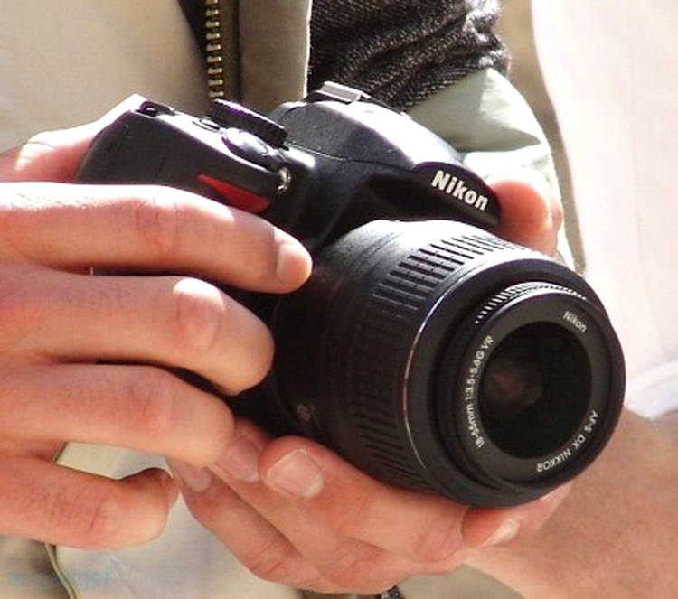 Obiectivul pare să fie un 18-55 mm cu VR