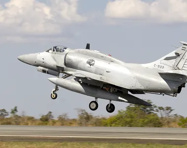 O legendă este retrasă din serviciu: A-4 Skyhawk, avionul care a scufundat un distrugător britanic în Falklands, înlocuit de F-16